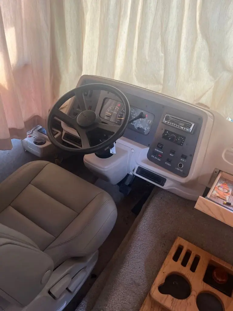1998 National RV Dolphin Class A Motorhome