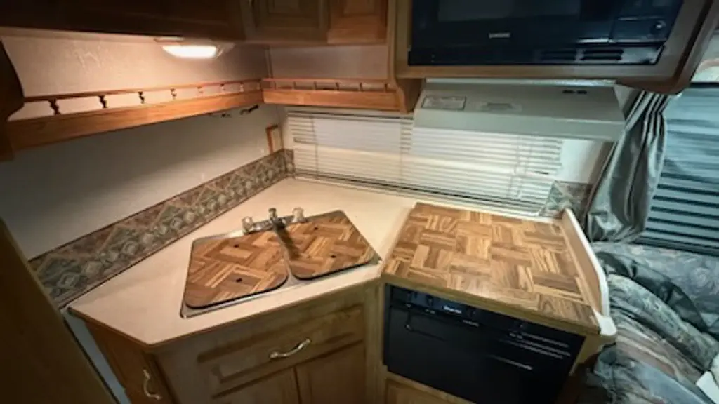 1999 Coachmen Leprechaun Class C Motorhome