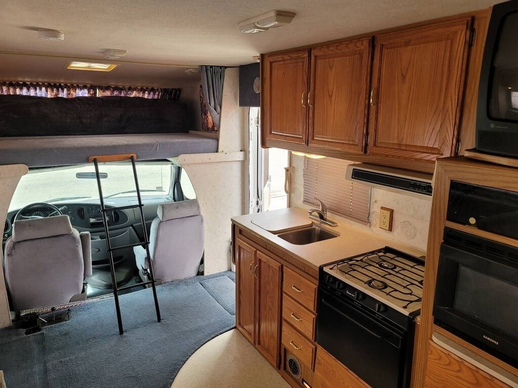 1999 Winnebago Minnie Winnie Motorized Class B