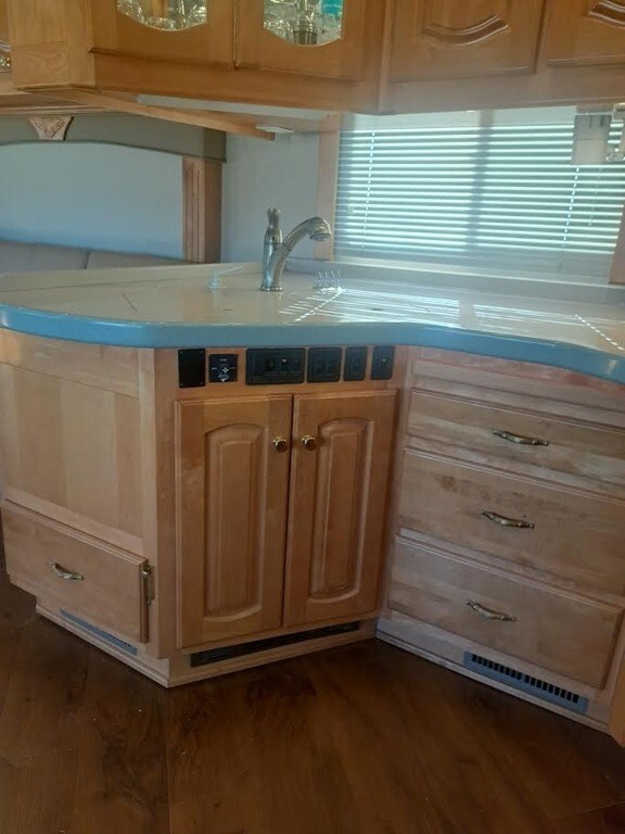 2004 Monaco Signature Motorized Class A