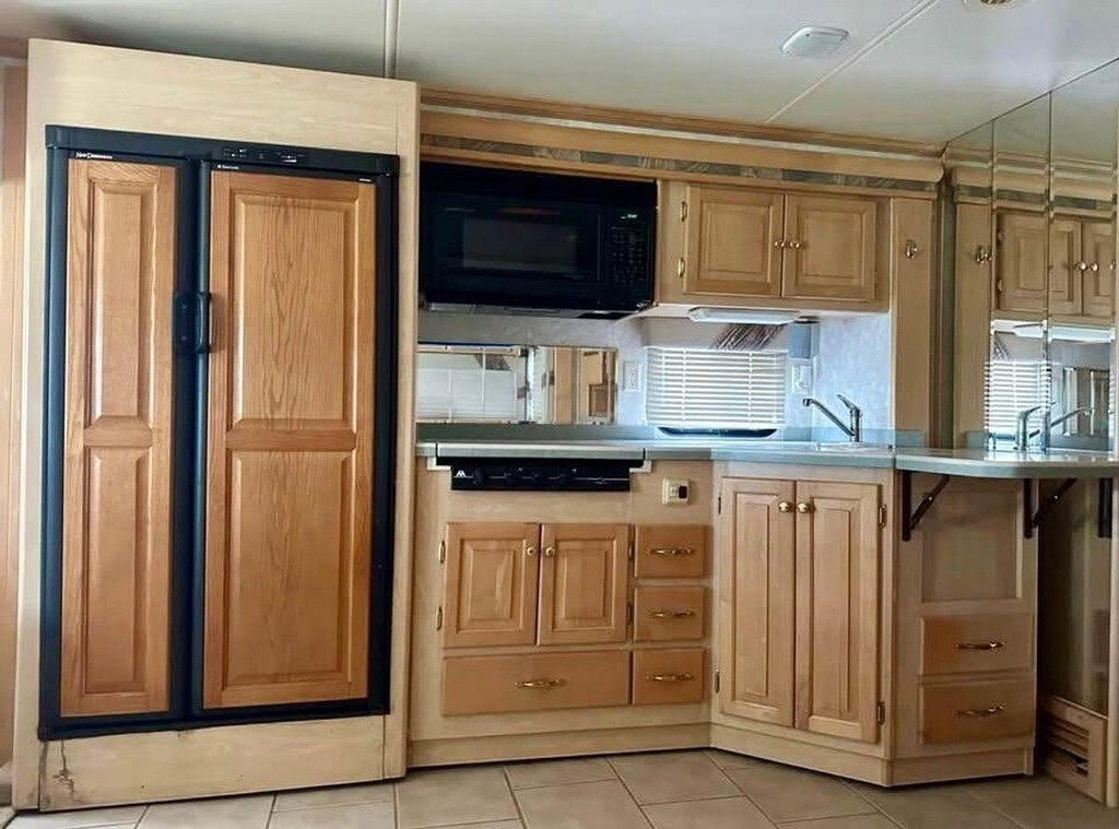 2004 Tiffin Motorhomes Phaeton Motorized Class A