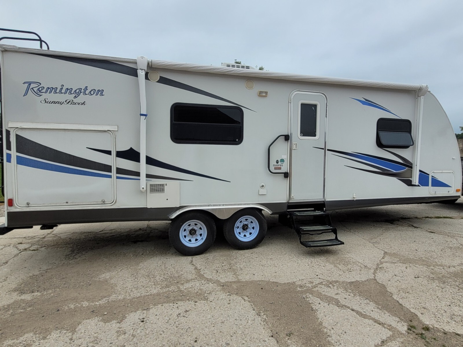 2013 Winnebego Remington SunnyBrook 2500FBS Travel Trailer