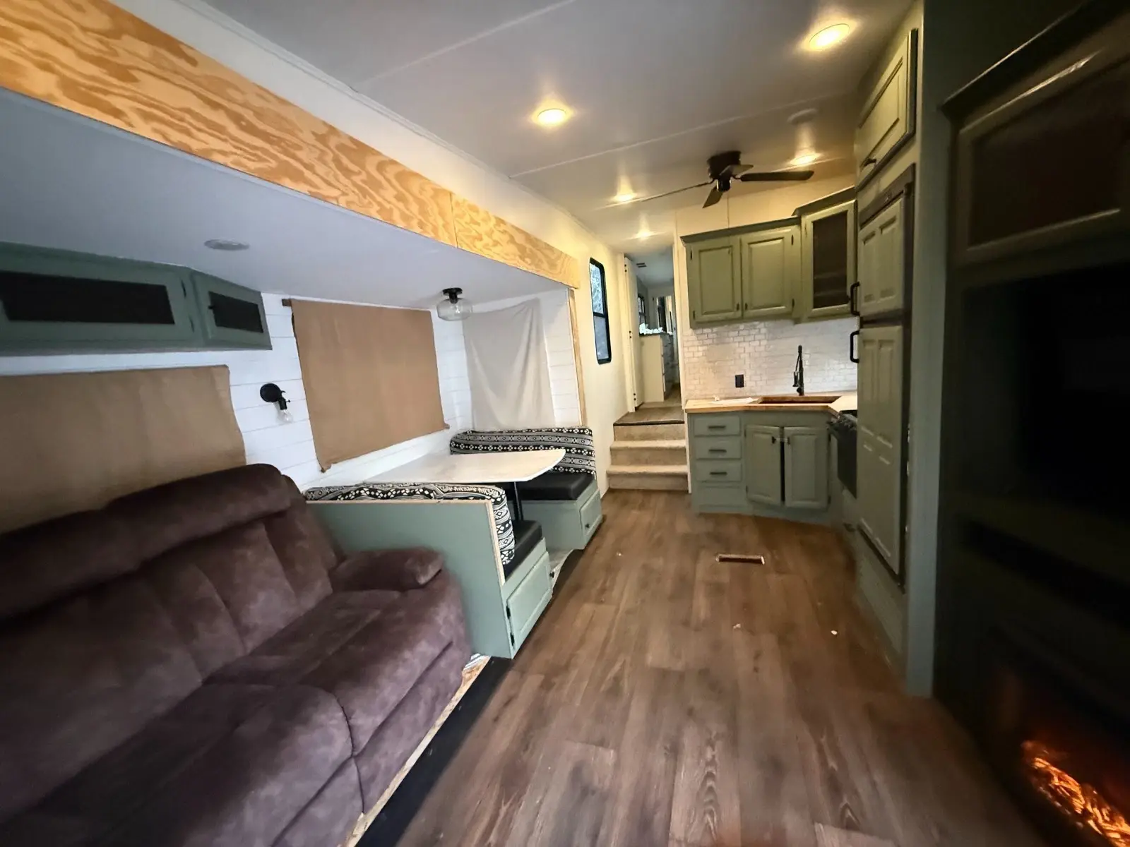 2016 Keystone Sprinter Fifth-wheel rear living