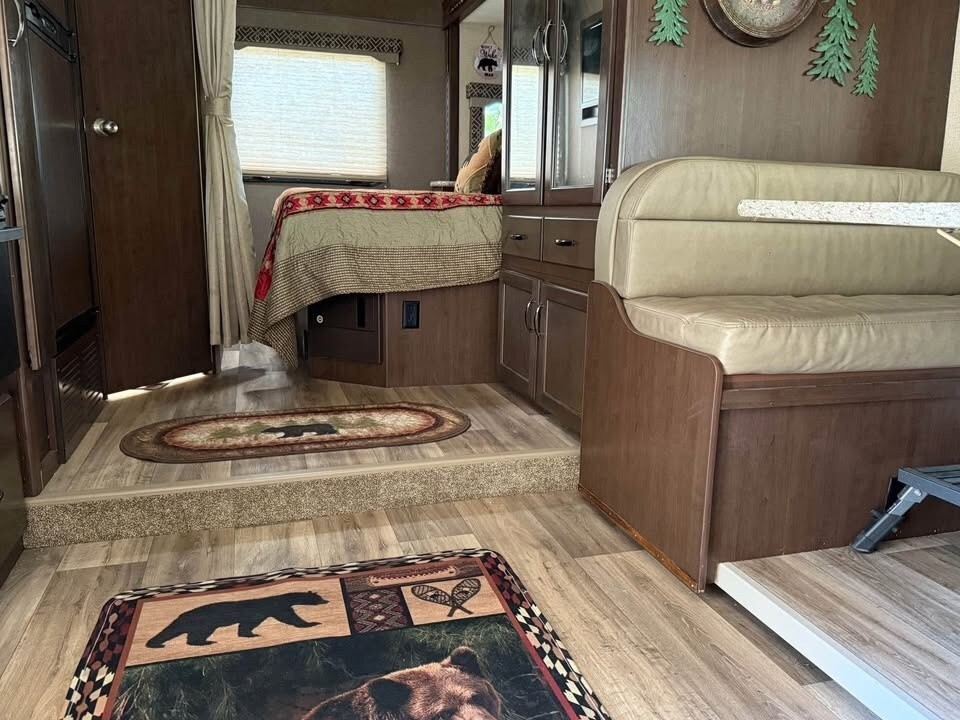 2017 Thor Motor Coach Four Winds Motorized Class C