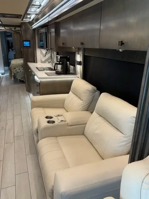 2022 Tiffin Motorhomes Zephyr Motorized Class A