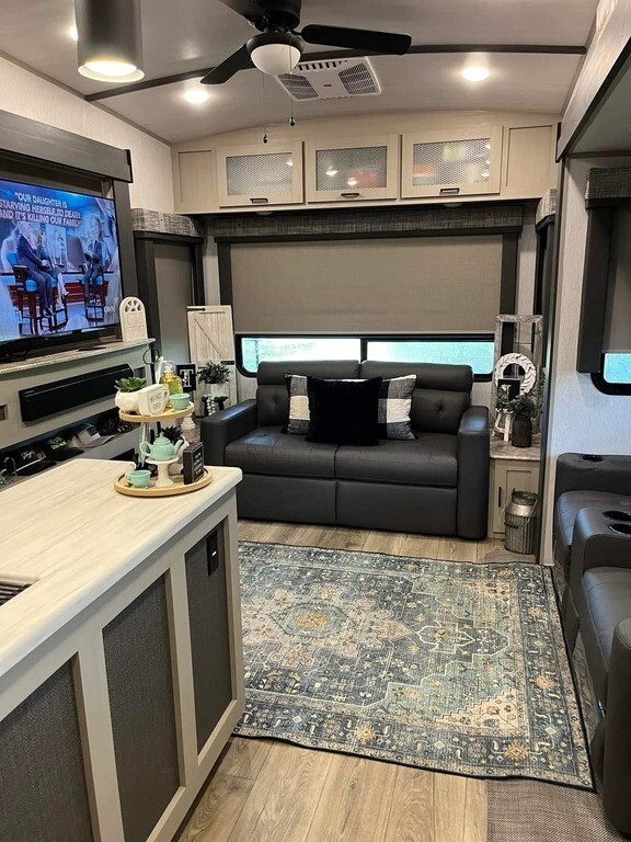 2023 Forest River Wildwood Heritage Glen Fifth Wheel