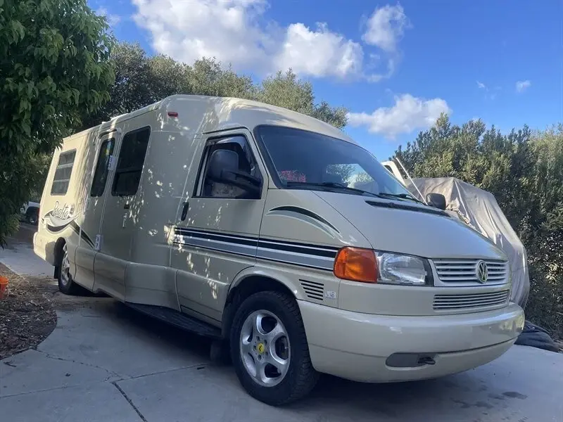 2004 Winnebago Rialta Camper