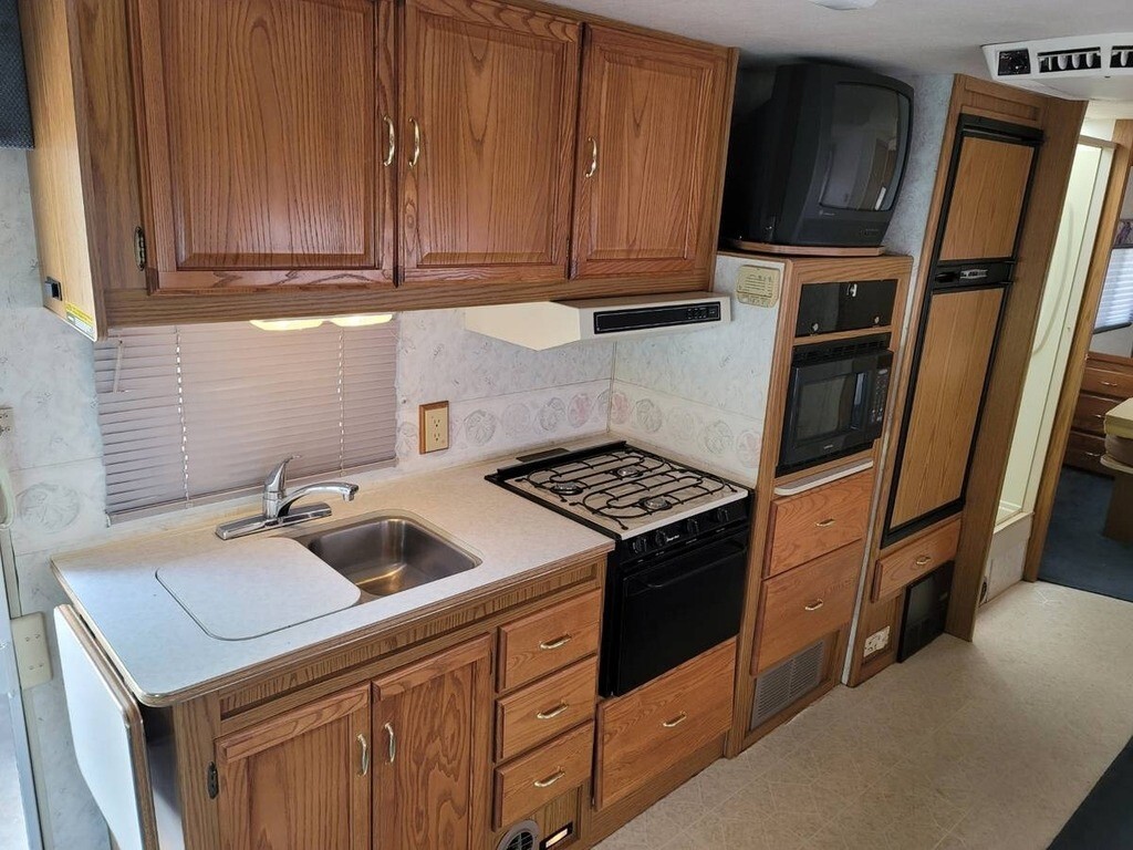 1999 Winnebago Minnie Winnie Motorized Class B