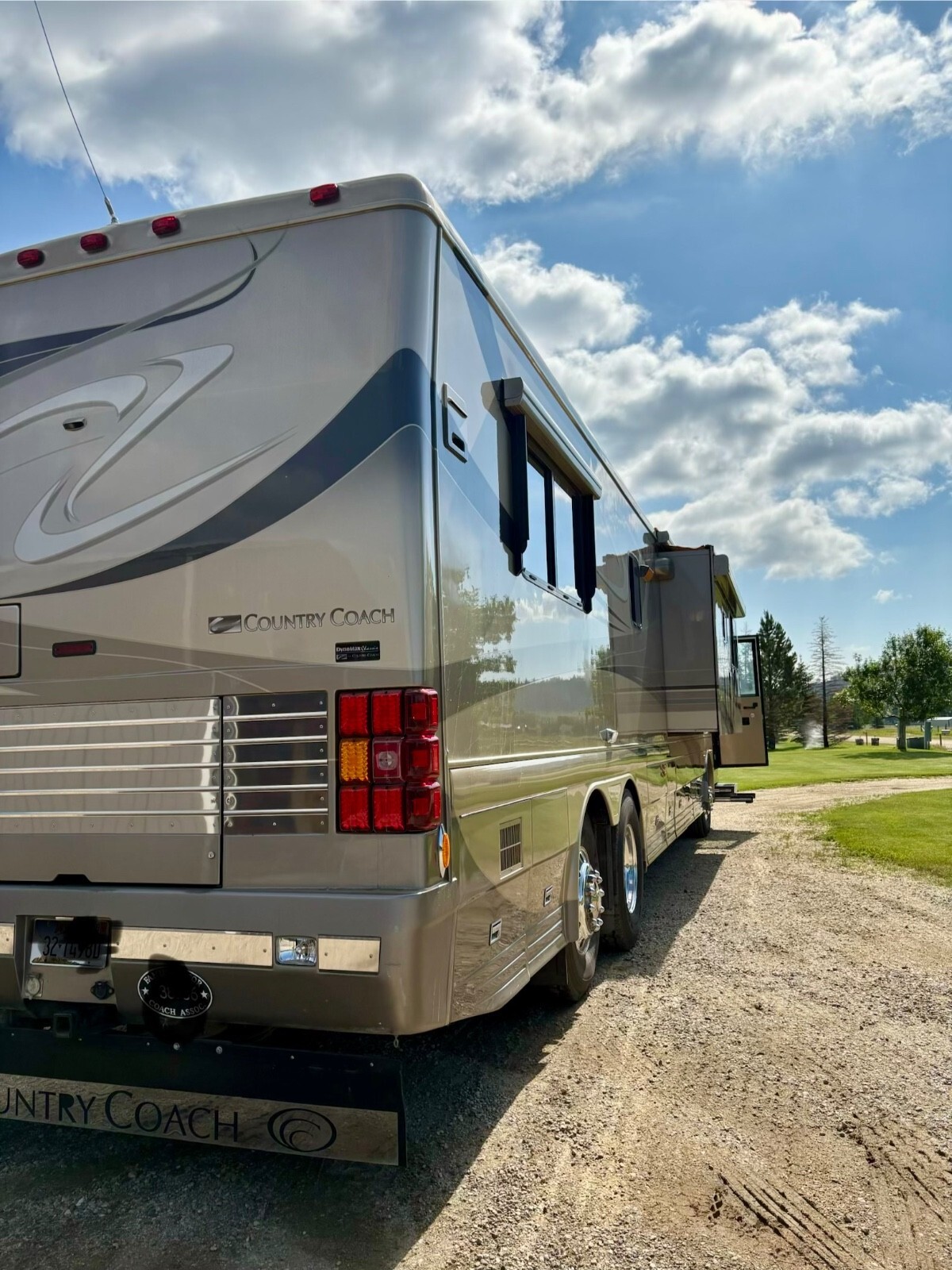 2004 Country Coach Magna “Chalet”