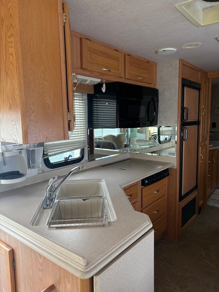 2005 National RV Sea Breeze Class A Motorhome