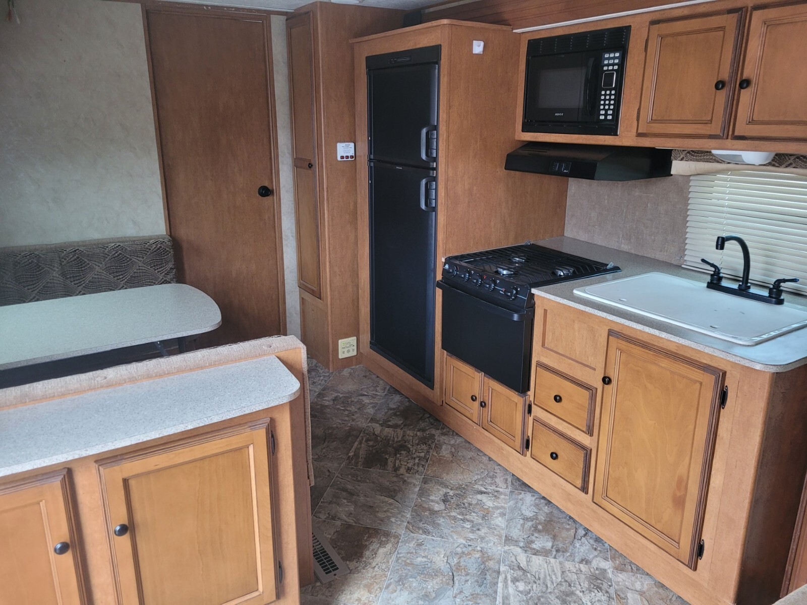 2013 Winnebego Remington SunnyBrook 2500FBS Travel Trailer