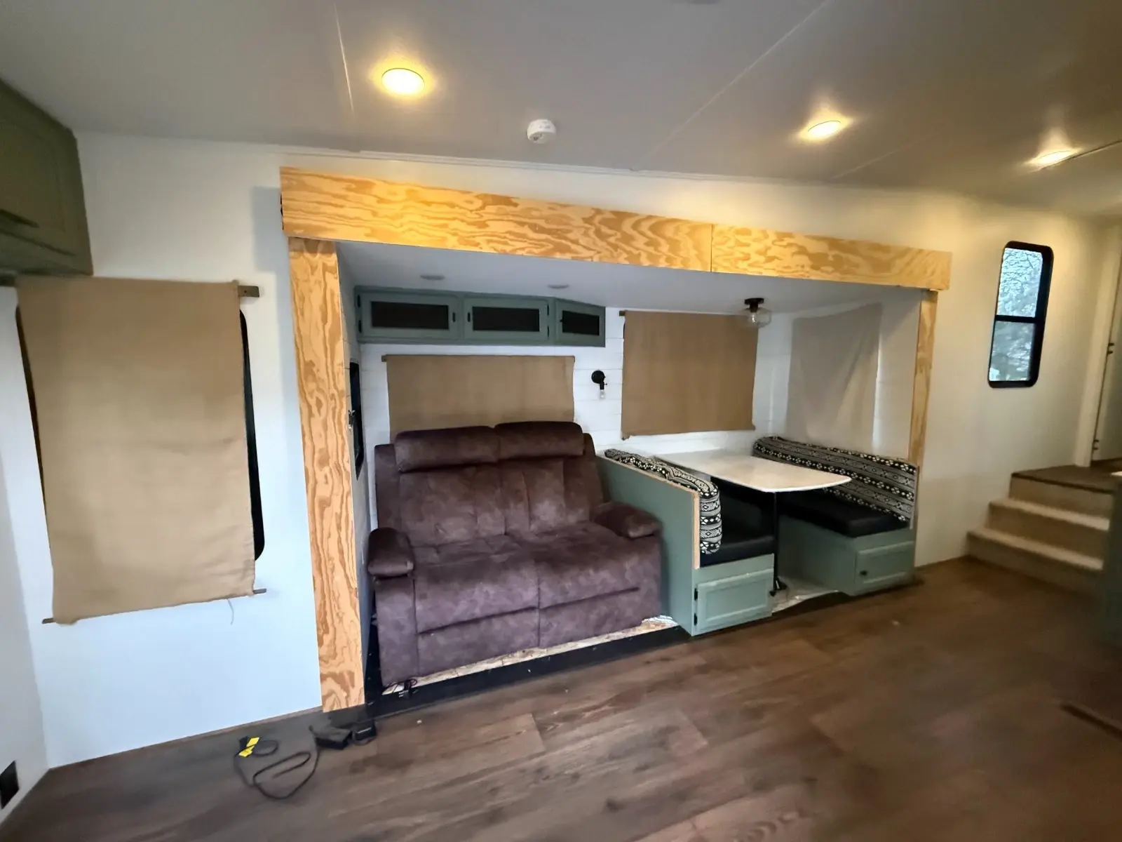 2016 Keystone Sprinter Fifth-wheel rear living