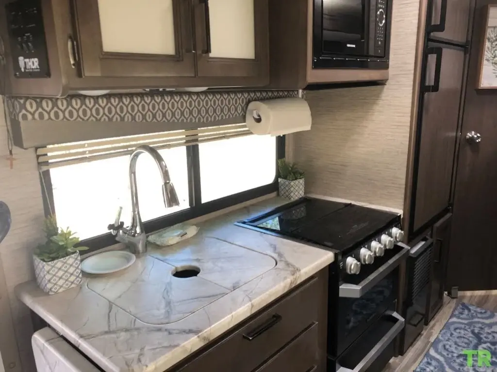 2021 Thor Motor Coach Freedom Elite Motorized Class C