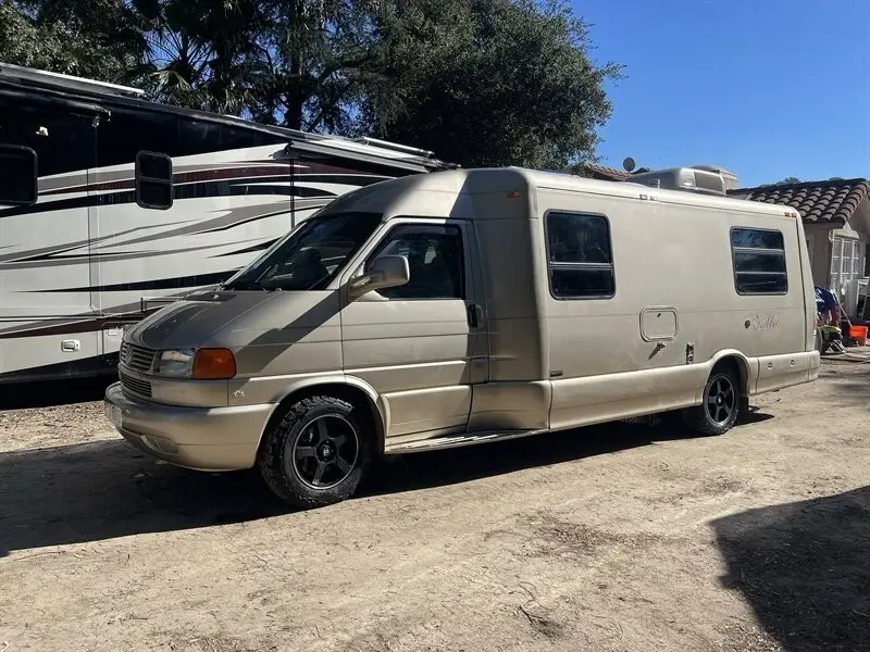 2004 Winnebago Rialta Camper