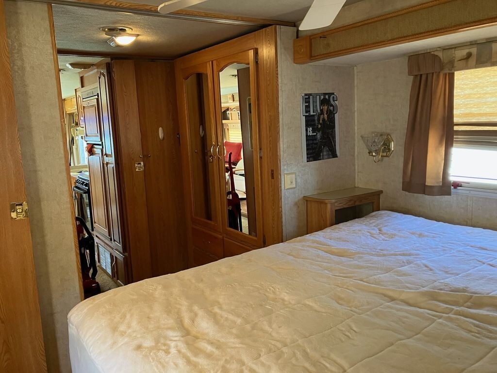 2002 Damon Challenger Class A Motorhome