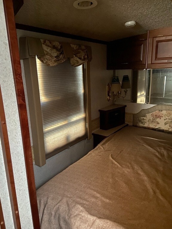 2002 Winnebago Journey DL Motorized Class A