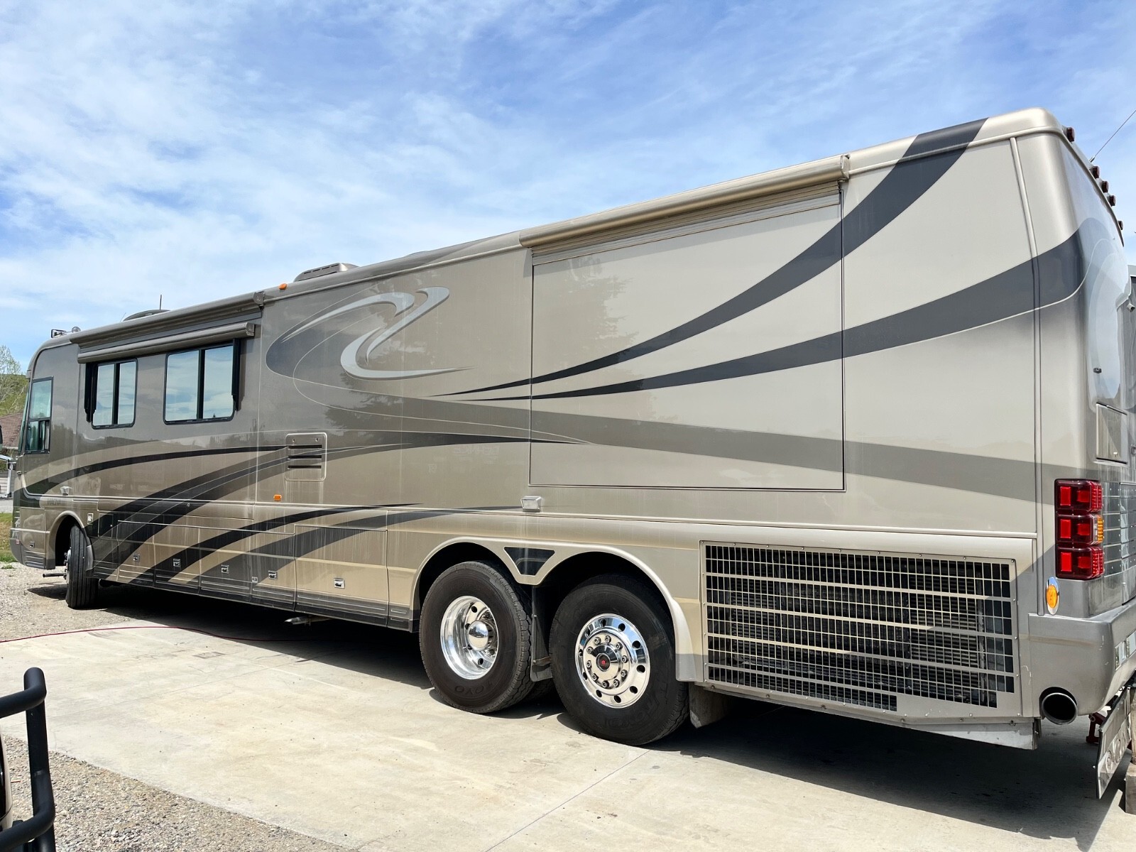 2004 Country Coach Magna “Chalet”