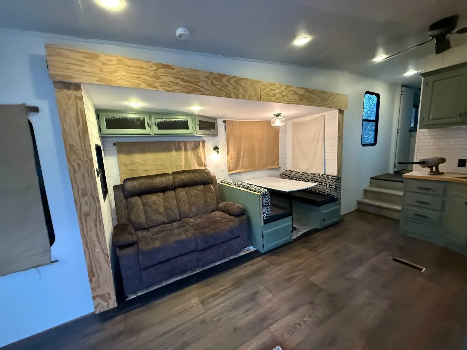 2016 Keystone Sprinter Fifth-wheel rear living