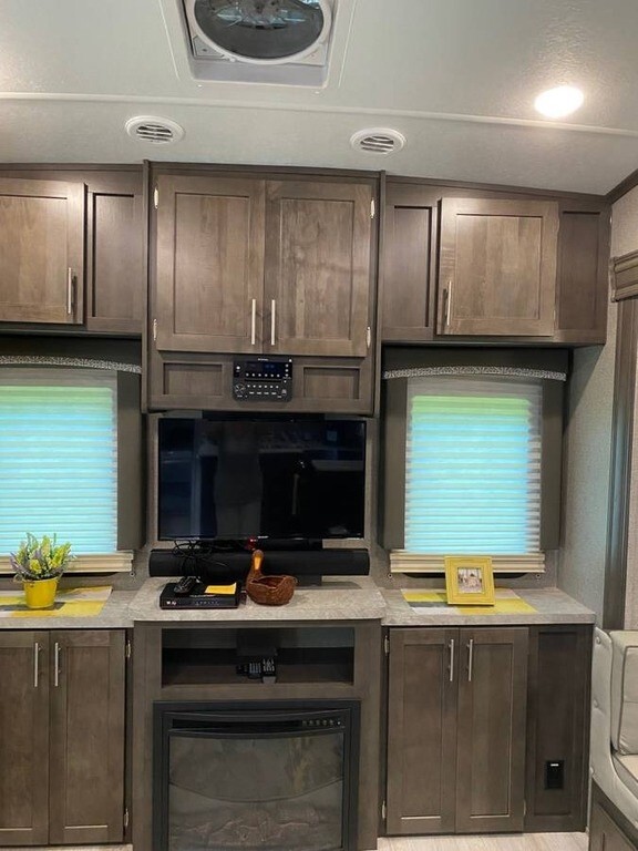 2019 Forest River Rockwood Ultra Lite FW Fifth Wheel