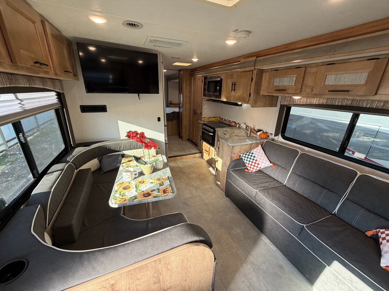 2021 Coachmen Leprechaun