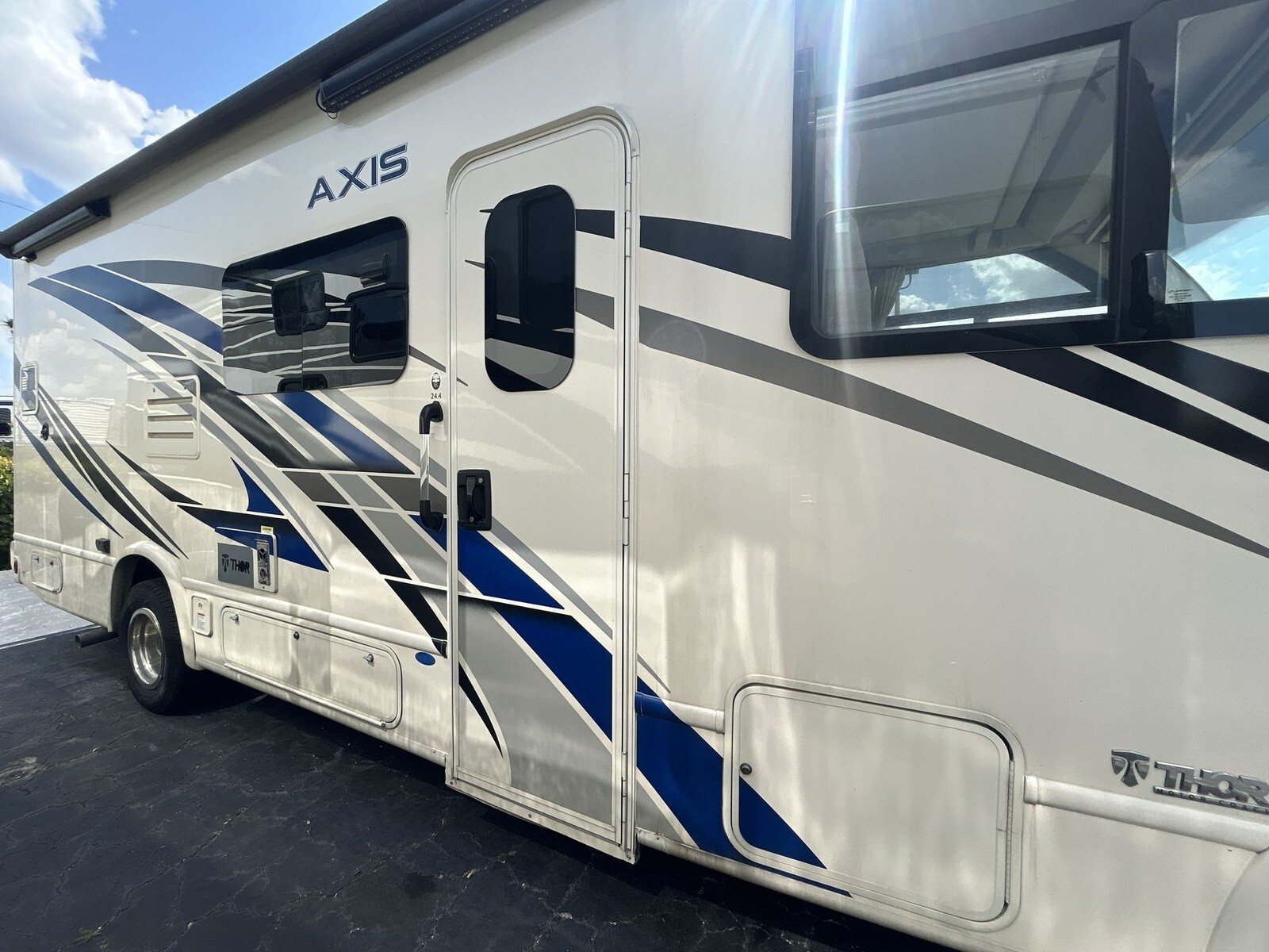 2023 Thor Motor Coach Axis