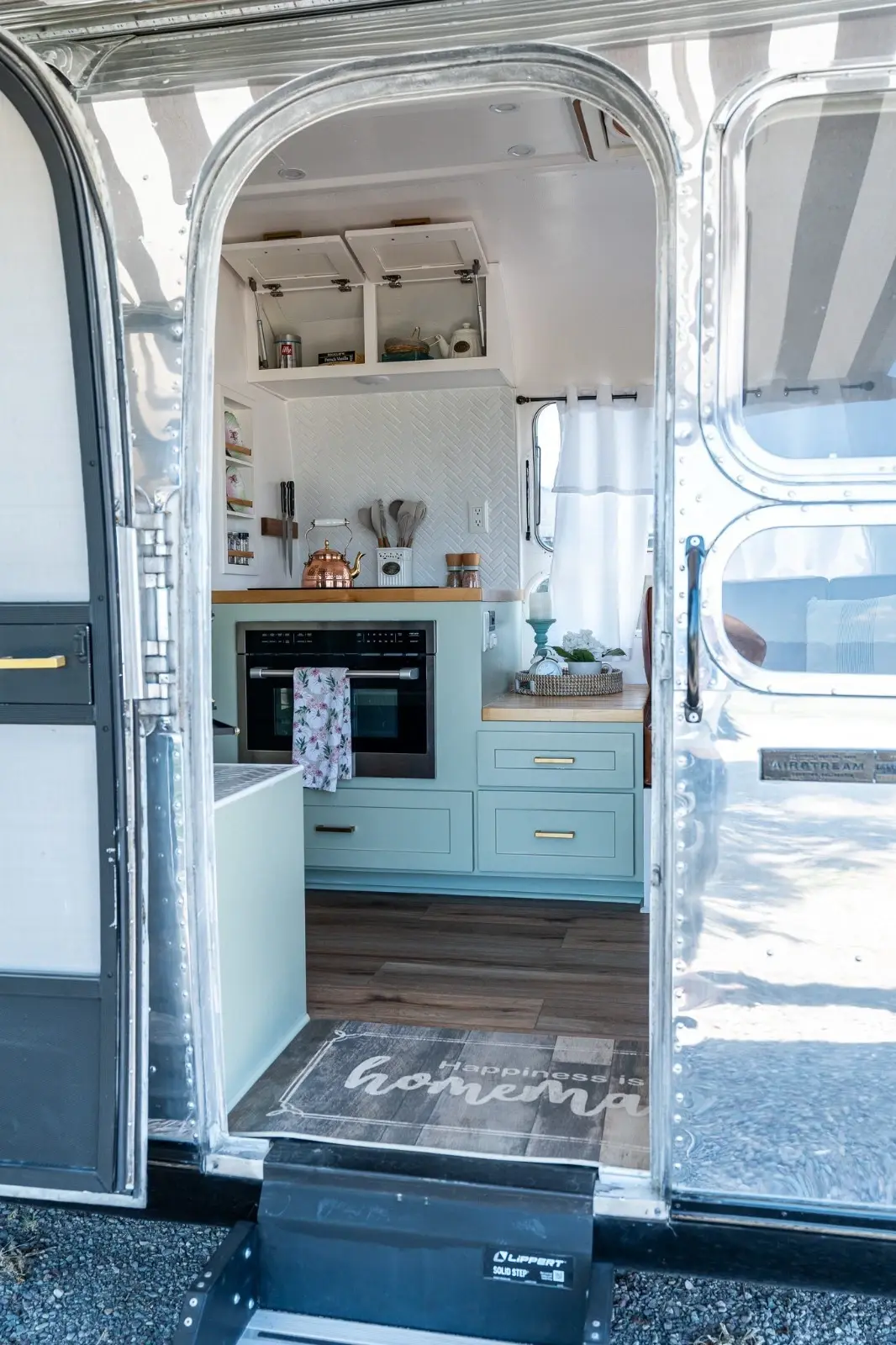 1969 Airstream International Land Yacht Ambassador