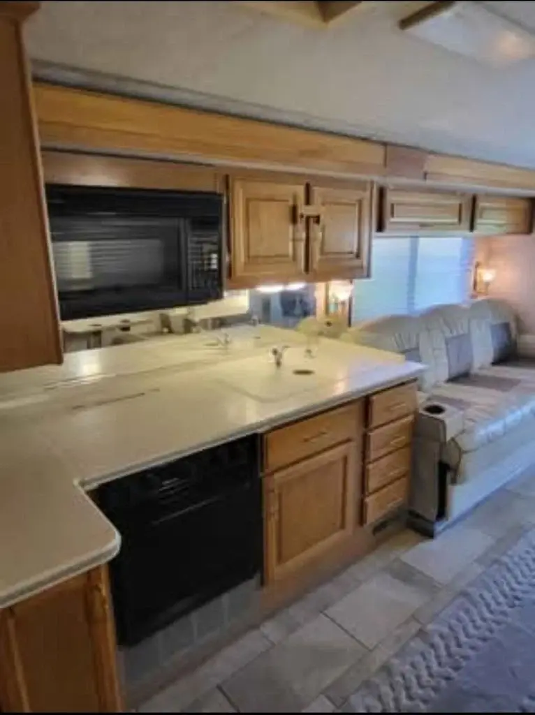 2000 Fleetwood Discovery Class A Motorhome