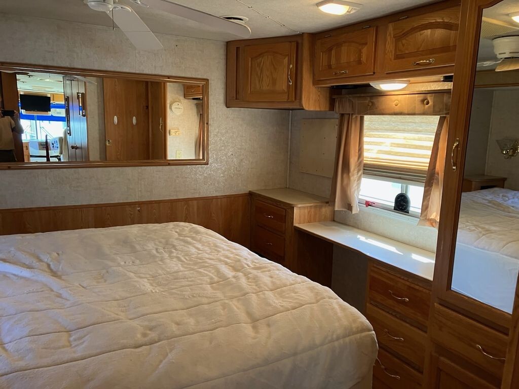 2002 Damon Challenger Class A Motorhome