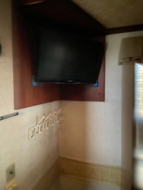 2002 Winnebago Journey DL Motorized Class A