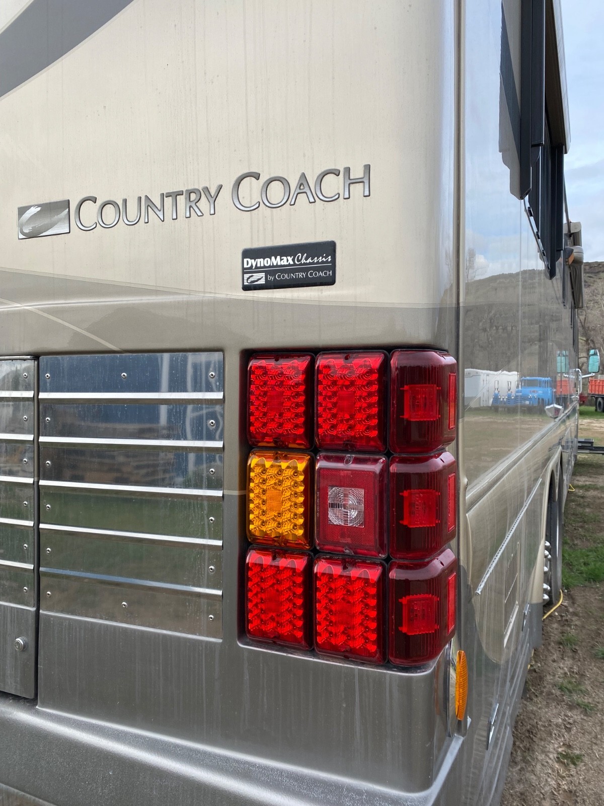2004 Country Coach Magna “Chalet”