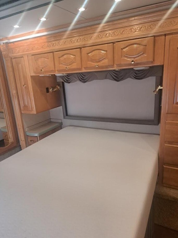 2004 Monaco Signature Motorized Class A