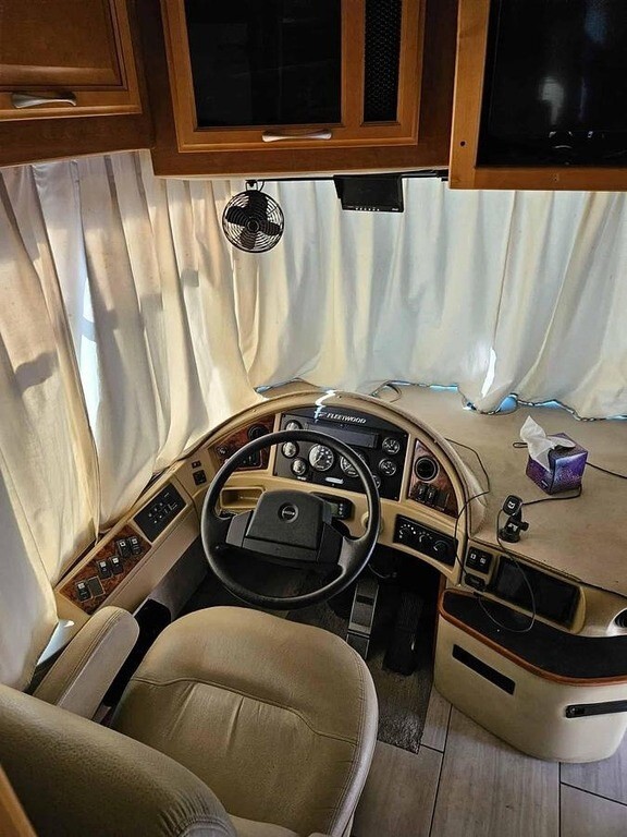 2006 Fleetwood Discovery Motorized Class A