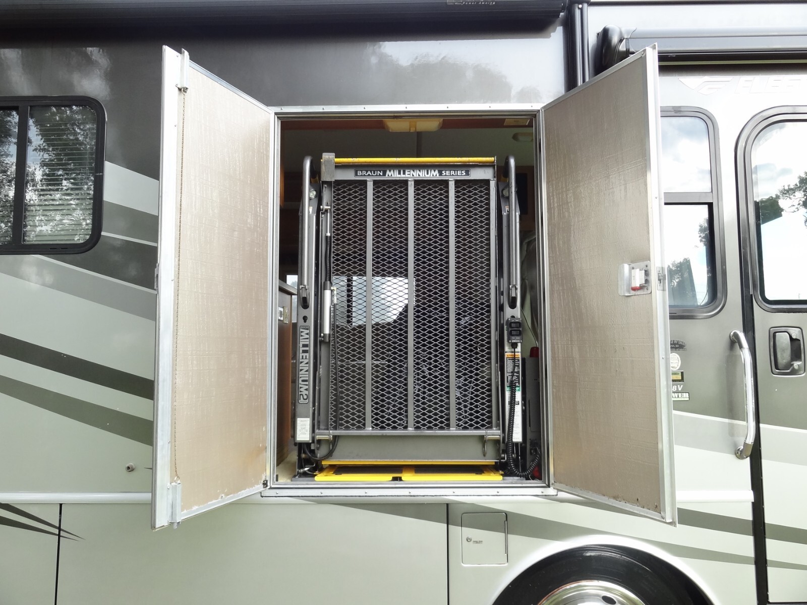 2007 Fleetwood EXPEDITION 38N CHAIR LIFT