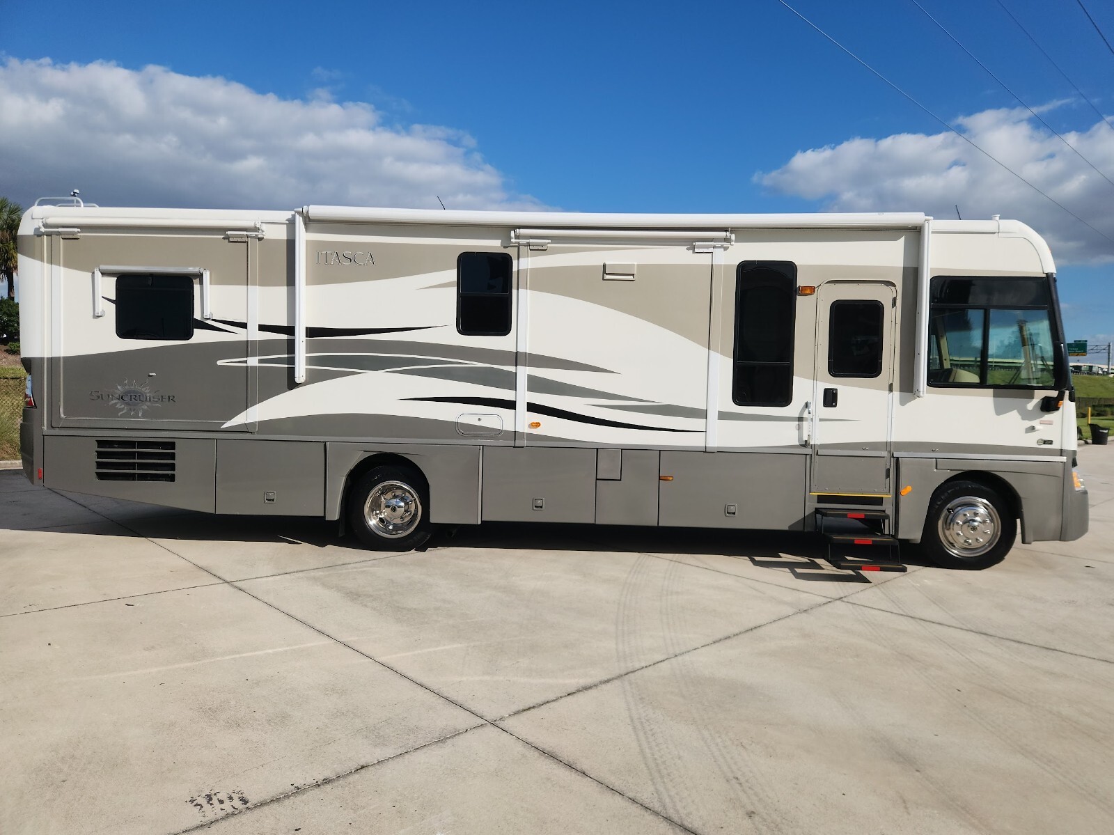 2007 Winnebago 35 A