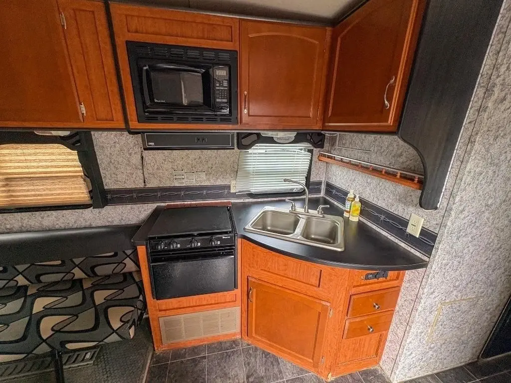 2009 WILDWOOD 27 FBSRV Toy Hauler - Travel Trailer