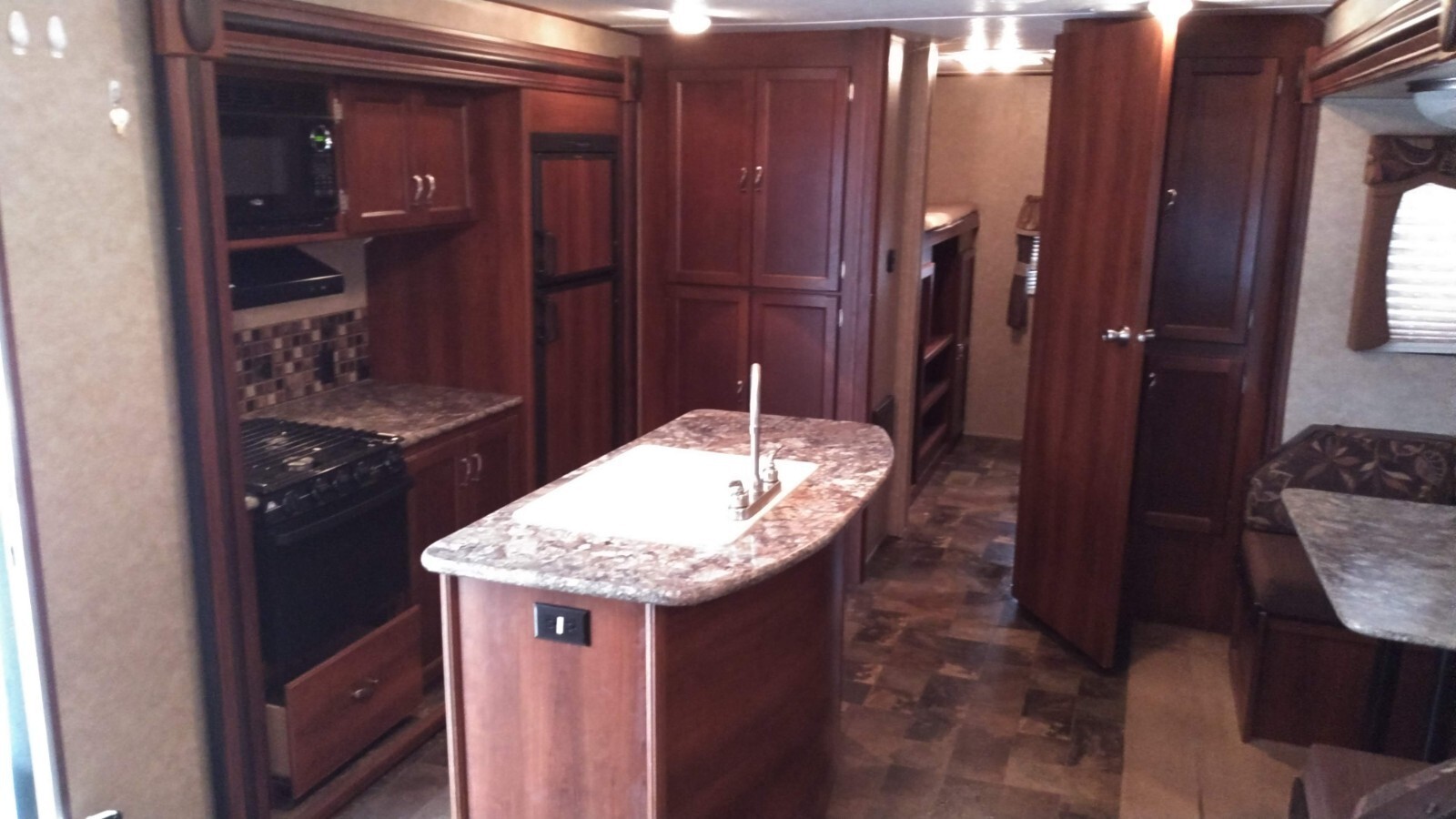 2015 PRIME TIME Freedom Express Ultra-Lite Travel Trailer