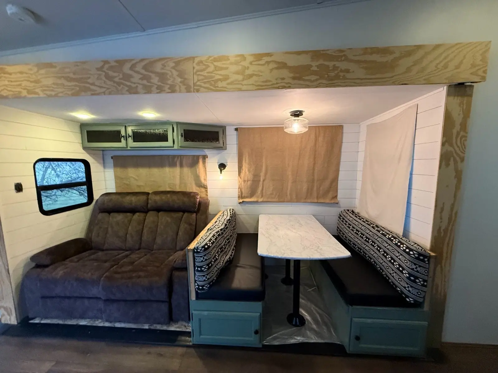 2016 Keystone Sprinter Fifth-wheel rear living