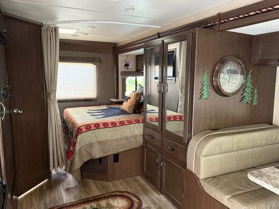 2017 Thor Motor Coach Four Winds Motorized Class C