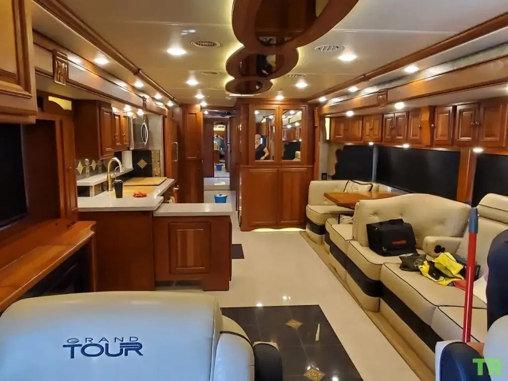 2017 Winnebago Grand Tour Motorized Class A