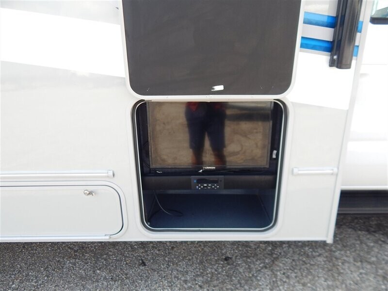 2022 White Coachmen Cross Trail