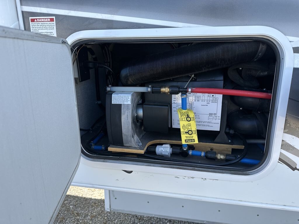 2023 Lance Lance Truck Camper