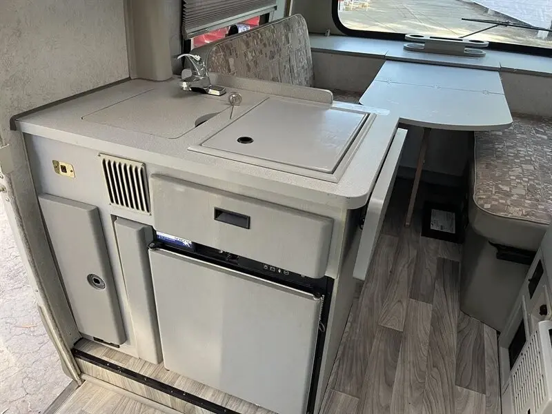 2004 Winnebago Rialta Camper